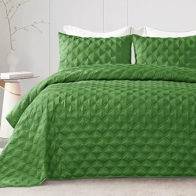 Exclusivo Mezcla 2-Piece Twin Size Quilt Set with Pillow Sham, Ellispe Quilted Bedspread/ Coverlet/ Bed Cover( 68x88 Inches, Grass Green) -Soft, Lightweight and Reversible